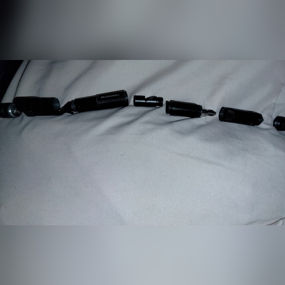 Bell & Howell tactical flashlight - Picture 4 of 9